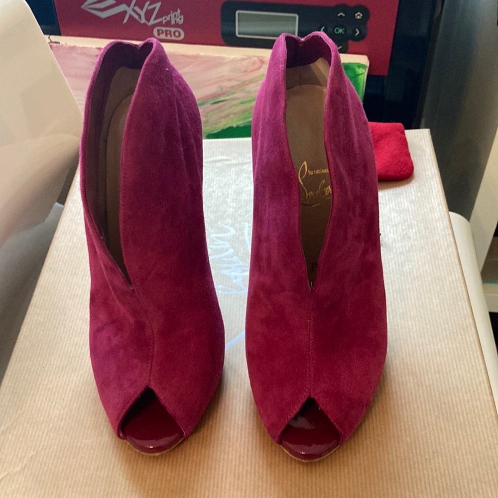 Size 36.5 authentic Christian Louboutin Chester fille 120 suase patent toe heels